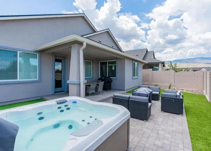 Holiday home Stylish Revival Retreat W Hot Tub And Fire Pit *
