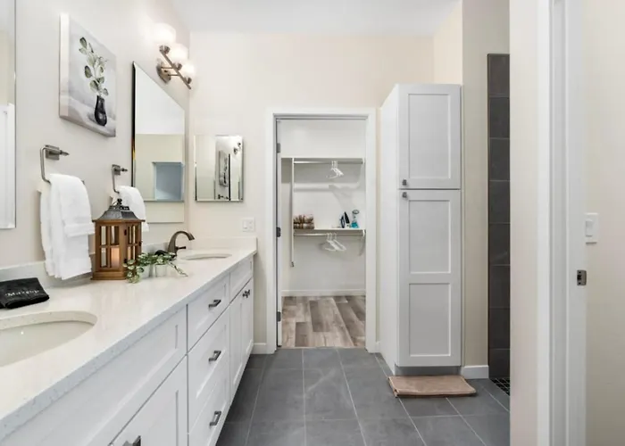 Stylish Revival Retreat W Hot Tub And Fire Pit Holiday home