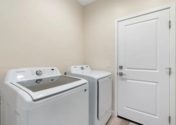 Stylish Revival Retreat W Hot Tub And Fire Pit *