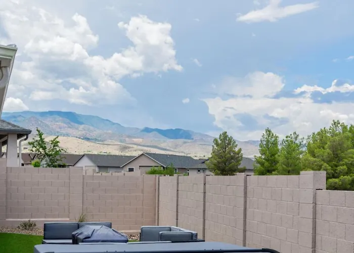 Stylish Revival Retreat W Hot Tub And Fire Pit Cottonwood