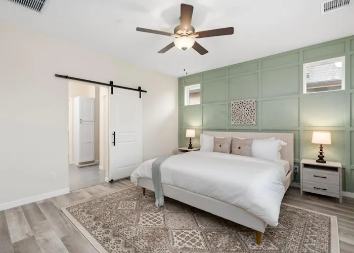 Stylish Revival Retreat W Hot Tub And Fire Pit *