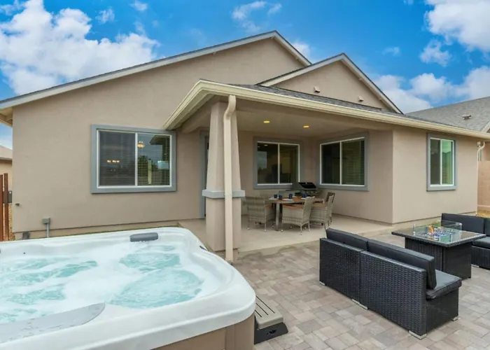 Stylish Revival Retreat W Hot Tub And Fire Pit Holiday home Cottonwood