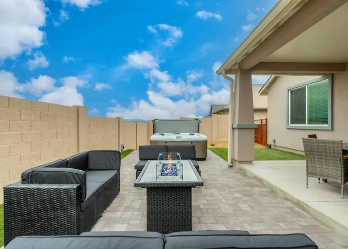 Stylish Revival Retreat W Hot Tub And Fire Pit *