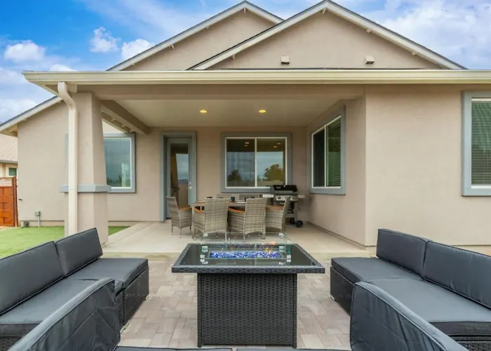 Stylish Revival Retreat W Hot Tub And Fire Pit Cottonwood