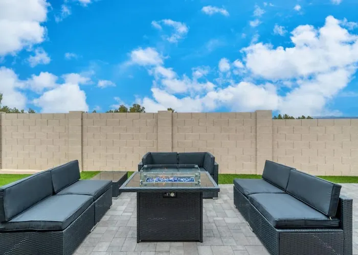 Stylish Revival Retreat W Hot Tub And Fire Pit