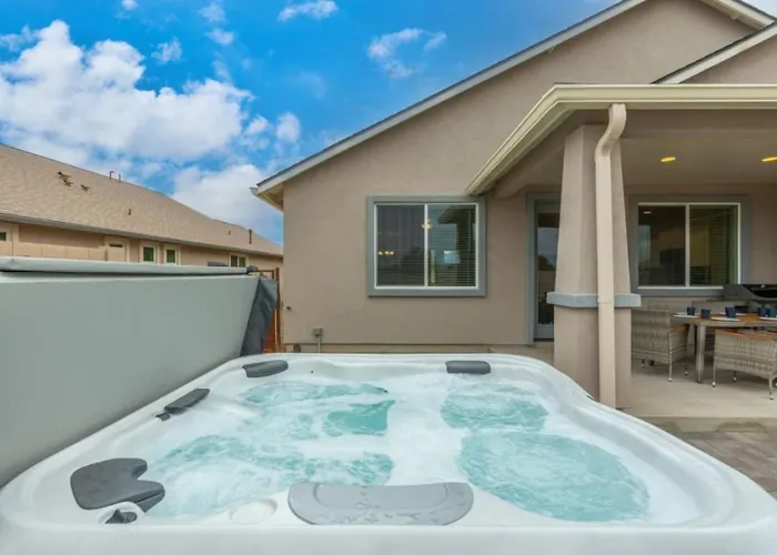 Stylish Revival Retreat W Hot Tub And Fire Pit Holiday home